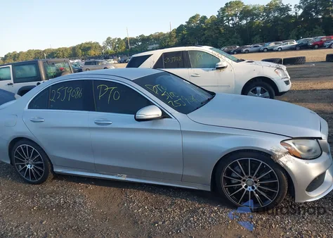 2015 Mercedes-Benz C 300 Sport 4Matic z USA, uszkodzony, nr VIN 55SWF4KB2FU018328